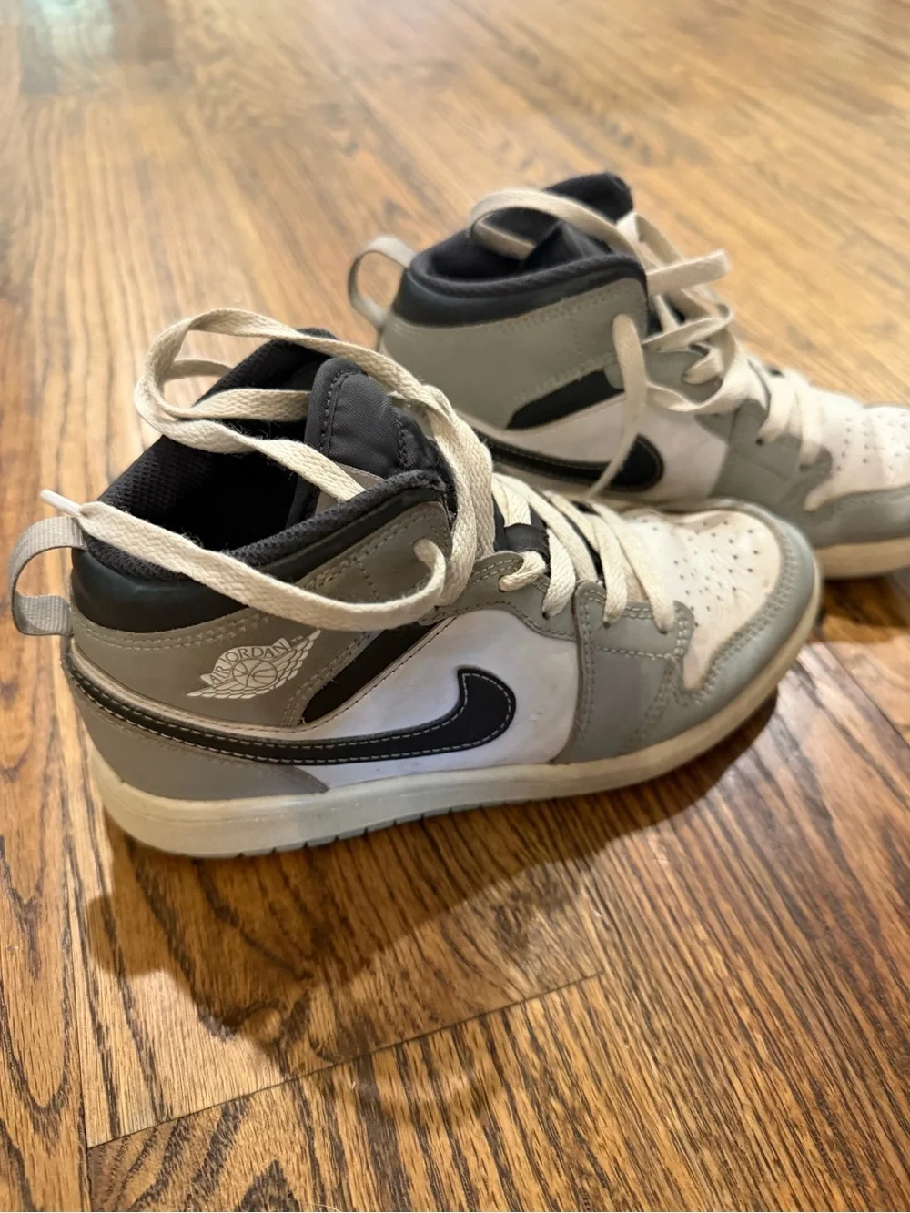 Nike Air Jordan 1 mid youth size 3Y